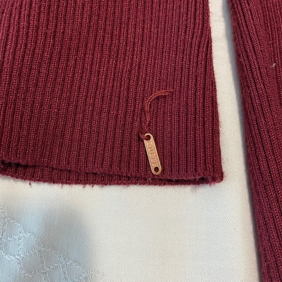 Guess Long Sleeve Women's Crossover Open Shoulder Burgundy Sweater Size Large - Picture 10 of 10